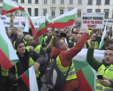 Стотици българските превозвачи протестират в Брюксел СНИМКИ