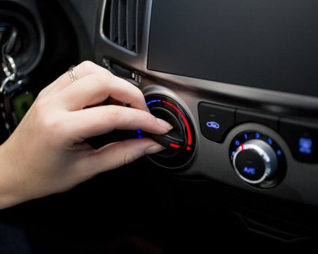 Трябва ли да включваме климатика на колата през зимата?