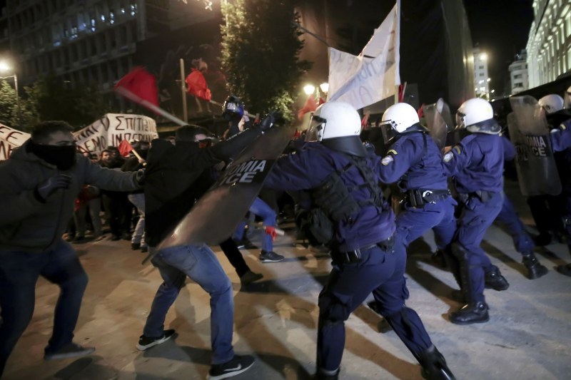 Бой и сълзотворен газ в Атина заради Меркел