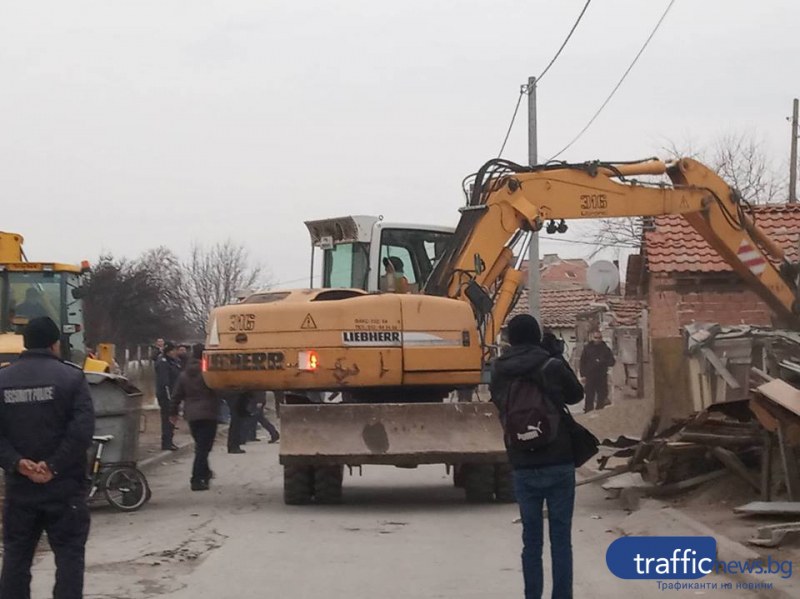 Продължава бутането на незаконни къщи във Войводиново