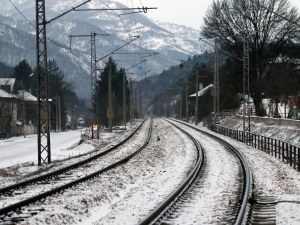 Два вагона дерайлираха! Спряха влаковете от Перник за София и региона