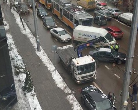 Кола на релсите запуши “Шипченски проход“ в София