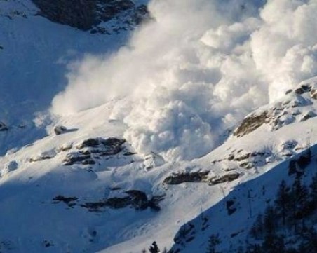 Лавина помете хотел в Швейцария, има ранени