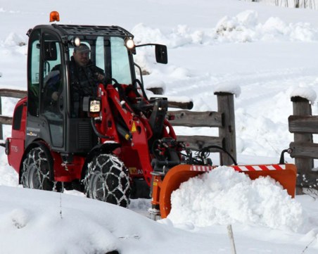 Мъж потроши с лопата трактор, почиствал пътищата в Батак