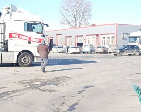 Мегз се барикадира в офиса на бившето си гадже, иска 51% от фирмите му ВИДЕО