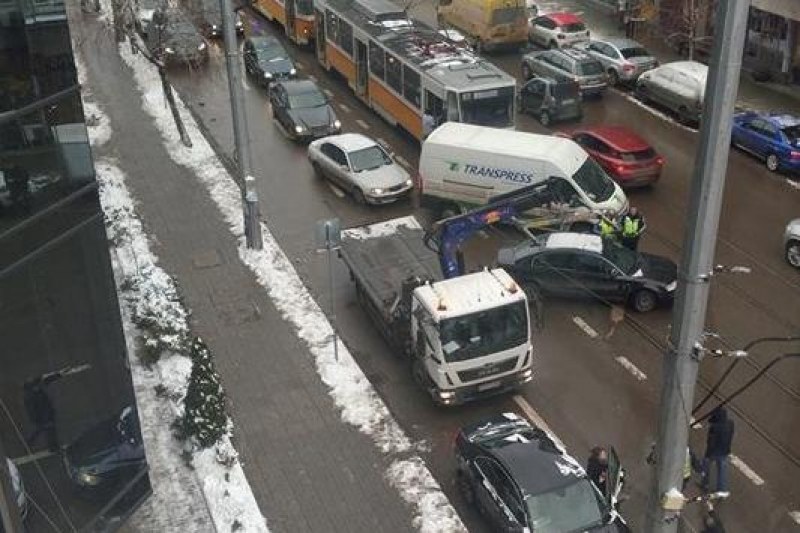 Кола на релсите запуши “Шипченски проход“ в София