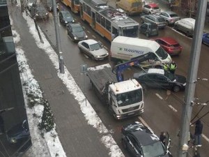 Кола на релсите запуши “Шипченски проход“ в София
