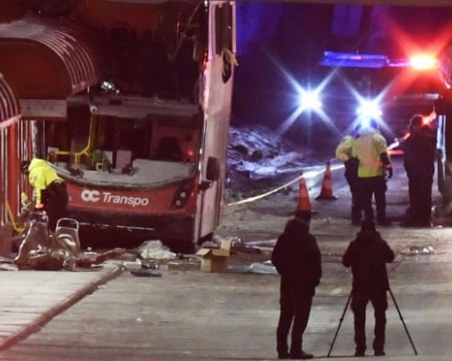 Автобус се вряза в спирка, трима загинаха