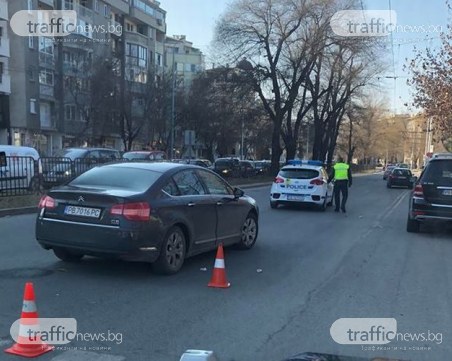 Блъснаха пешеходец до Областна управа, има полиция СНИМКИ