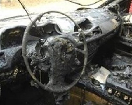 Луксозен мерцедес пламна и изгоря до основи през нощта