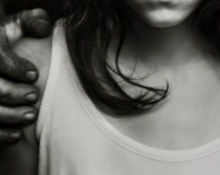 Млада американка избяга от похитителя си, убил родителите й