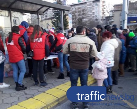 Одеялата с лого “Пловдив 2019“ свършиха за 10 минути, пловдивчани се изпокараха за последните