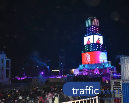 Пловдивчани, чужденци и официални гости заемат местата си! Спектакълът започва СНИМКИ