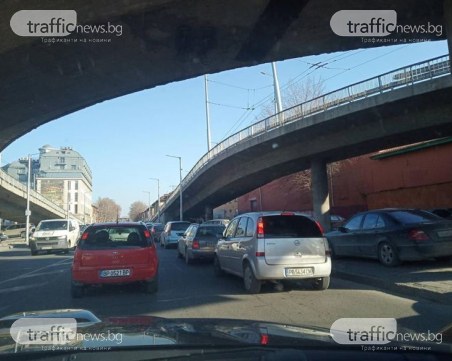 Започнаха първите тапи в града, КПП-тата действат, скенер в Тримонциум СНИМКИ