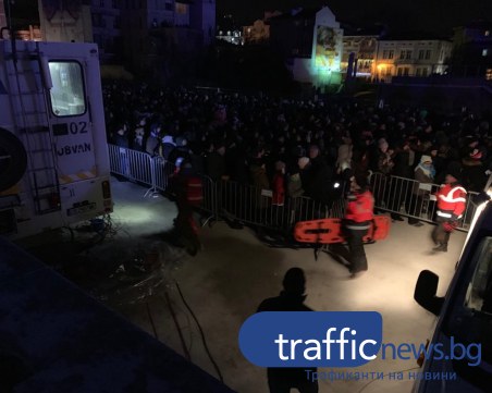 Зрителка припадна под кулата в Пловдив, изкарват я с носилка СНИМКА