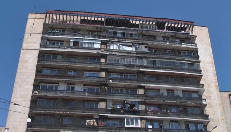 200 семейства живеят в блок в Русе, който от 40 години стои под наклон от 1 метър