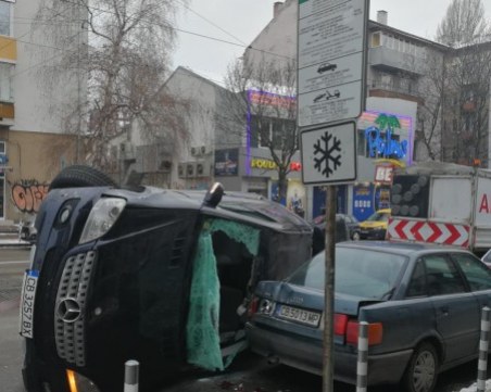 Джип се обърна на столичен булевард