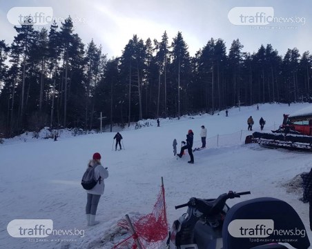 Само на 25 км от Пловдив: Деца с шейни и скиори се радват на снега СНИМКИ