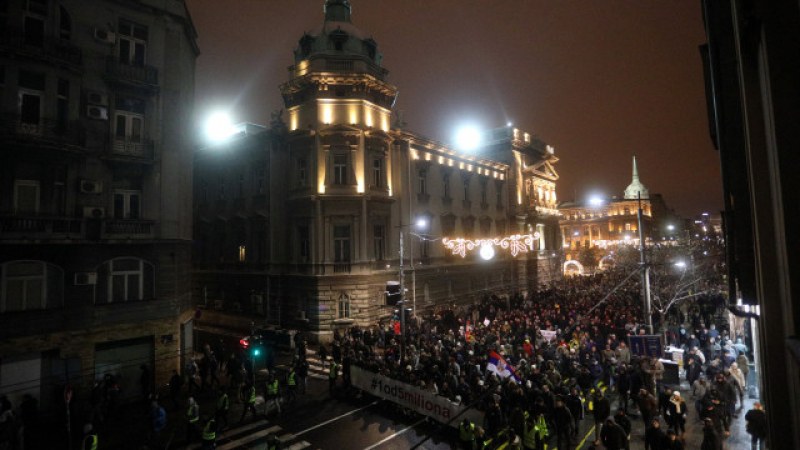 Протестите в Сърбия продължават! Хиляди скандират срещу президента