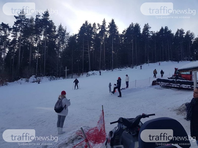 Само на 25 км от Пловдив: Деца с шейни и скиори се радват на снега СНИМКИ