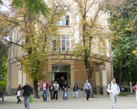 12-окласници се съревновават в конкурс за есе в ПУ