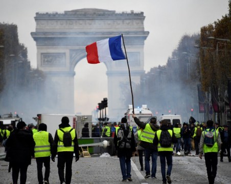 БТР на френската полиция разрушава легендарния паваж до Триумфалната арка ВИДЕО