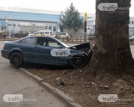 Катастрофа до Панаира! Кола отнесе мантинелата и се заби в дърво ВИДЕО и СНИМКИ