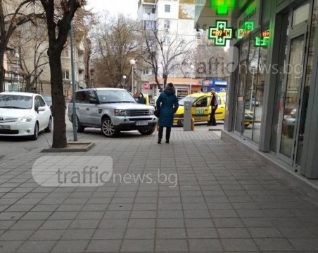 Паркингът празен, ама на теб ти е по-удобен тротоарът СНИМКА
