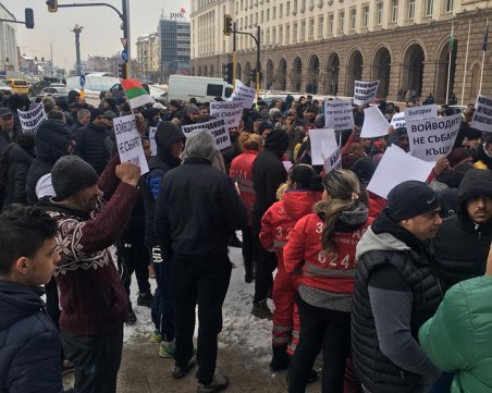 Роми с плакати обсадиха Министерски съвет, искат Каракачанов да си ходи