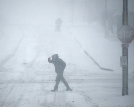 Снежна буря отмени стотици полети в САЩ СНИМКИ