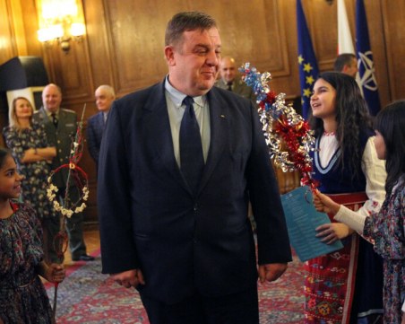 Ученици от ромски произход сурвакаха Каракачанов СНИМКИ