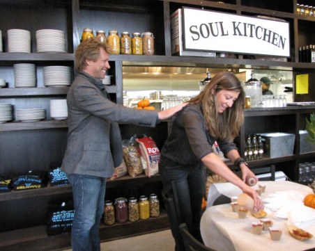 В ресторанта на Джон Бон Джоуви в менюто няма цени! Плащаш колкото имаш