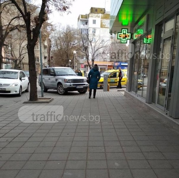 Паркингът празен, ама на теб ти е по-удобен тротоарът СНИМКА