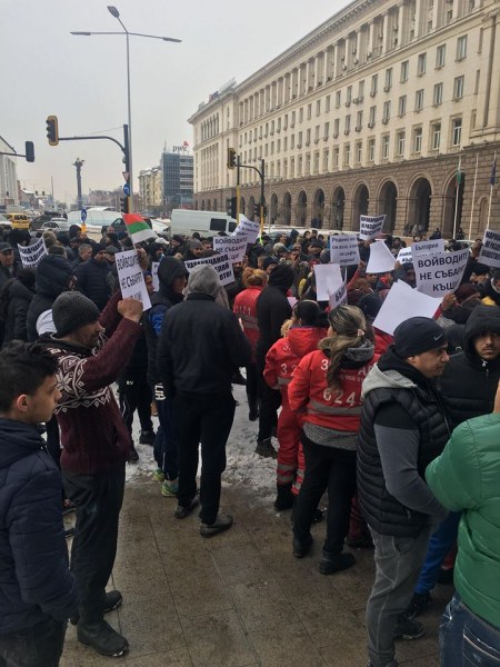 Роми с плакати обсадиха Министерски съвет, искат Каракачанов да си ходи