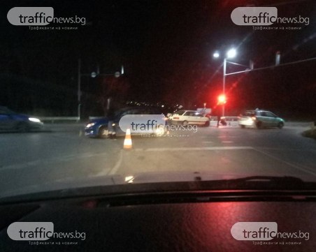 Ауди и пежо се удариха на светофар на Околовръстното! СНИМКИ