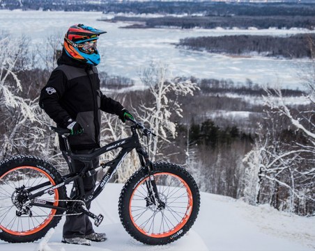 Ентусиасти карат велосипеди в снега - ето как  СНИМКИ