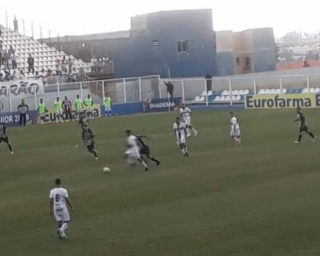 Мълния контузи играч по време на мач ВИДЕО