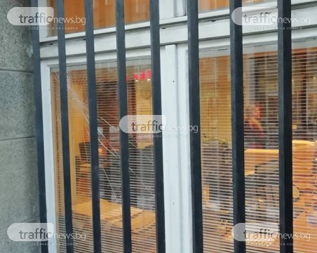 Метнаха камък по Съдебната палата в София, строшен е прозорец