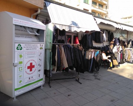 Поставиха контейнери за дрехи за нуждаещите се във Варна СНИМКИ
