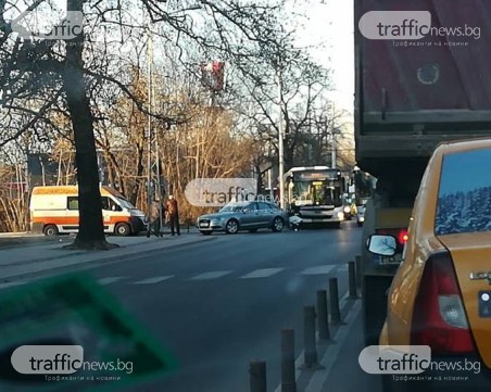 Автобус и лек автомобил се удариха на “Източен“, движението е затруднено ВИДЕО и СНИМКИ