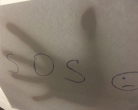 Студентка от ПУ вдигна на крак полицията - показва бележка SOS през прозореца на кола