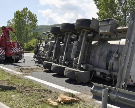 Цистерна със сярна киселина се обърна край Видин