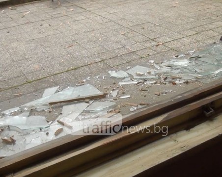 Ураган в Сопот! Хвърчат стъкла, евакуираха учениците от гимназията СНИМКИ и ВИДЕО