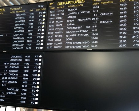 Водят на хотел пътниците с отменени полети от летище София