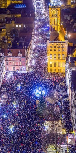 Хиляди излязоха на бдения в памет на убития в Полша кмет