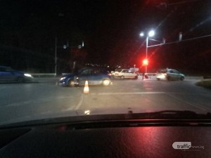 Ауди и пежо се удариха на светофар на Околовръстното! СНИМКИ