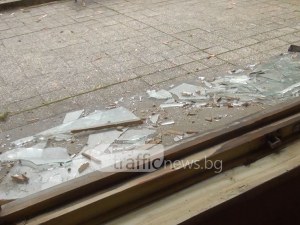 Ураган в Сопот! Хвърчат стъкла, евакуираха учениците от гимназията СНИМКИ и ВИДЕО