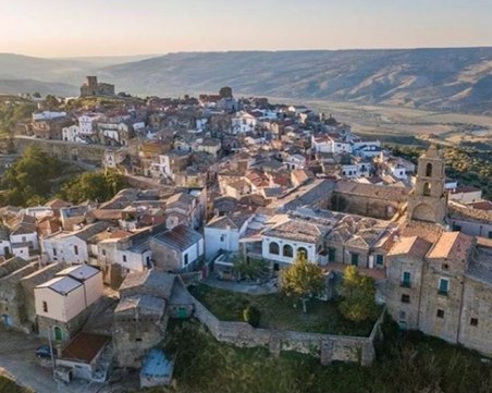 Airbnb дава 900 евро на месец, за да прекарате лятото в Италия