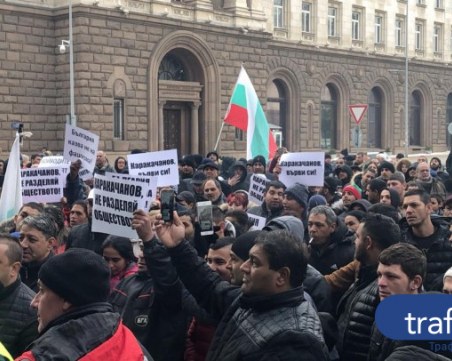 Депутат от ОП: Ромите не трябва да бъдат горени на клади, а само да се социализират