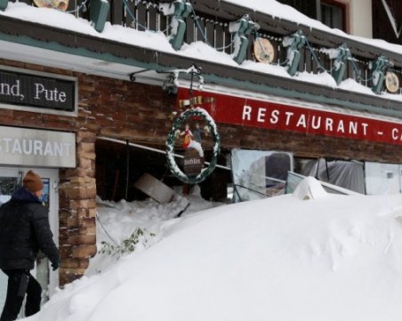 Лавина затрупа 200-годишен хотел в Австрия СНИМКИ